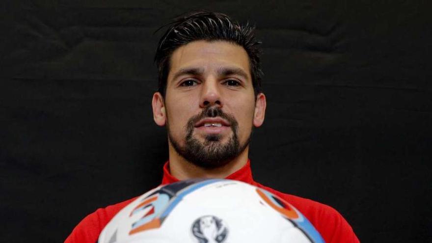 Nolito, con el balón oficial de la Eurocopa, en la concentración de la selecciión española. // JuanJo Martín