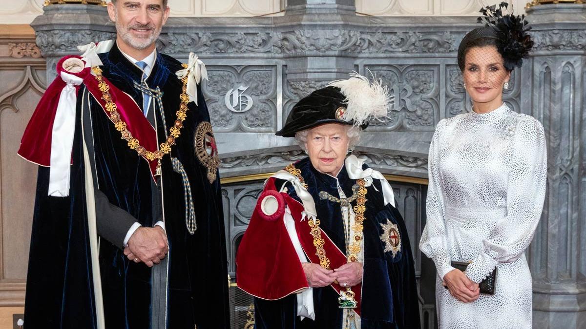 La reina Isabel II posa junto al rey Felipe, a quien le ha impuesto la Orden de la Jarretera, y la reina Letizia