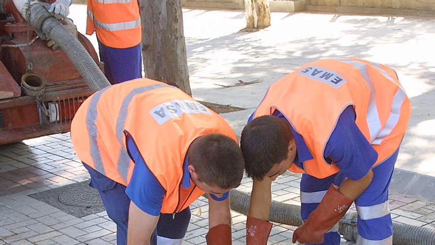 Operarios de Emasa trabajando.