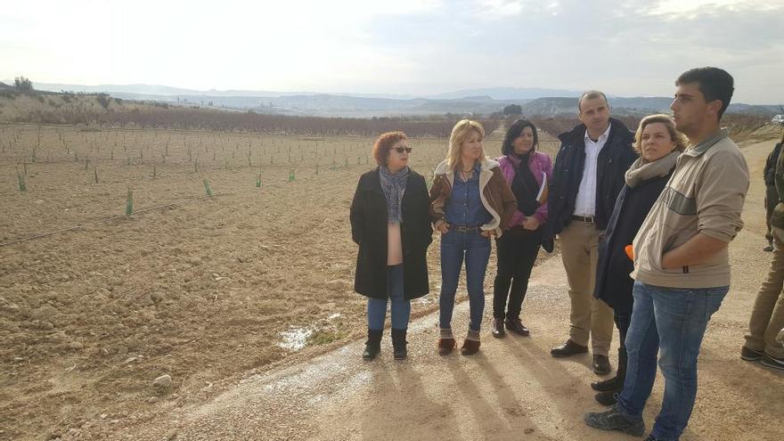 Uno de los jóvenes que ha recibido ayudas (a la dcha.) ayer junto a la consejera Cachá.