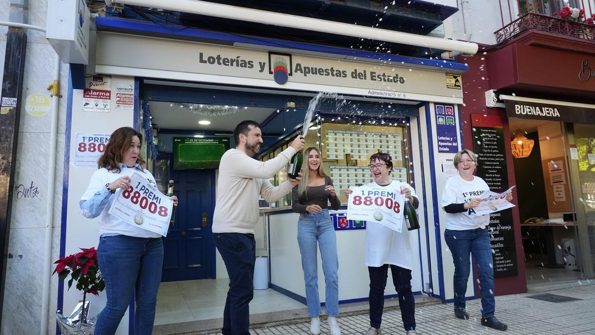 La administración de lotería de la avenida Rey don Jaime de Castelló celebra el primer premio del Gordo, que vendió en 2023.