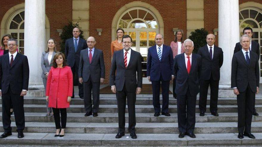 Rajoy preside la foto oficial del nuevo Gobierno tras incorporarse Tejerina