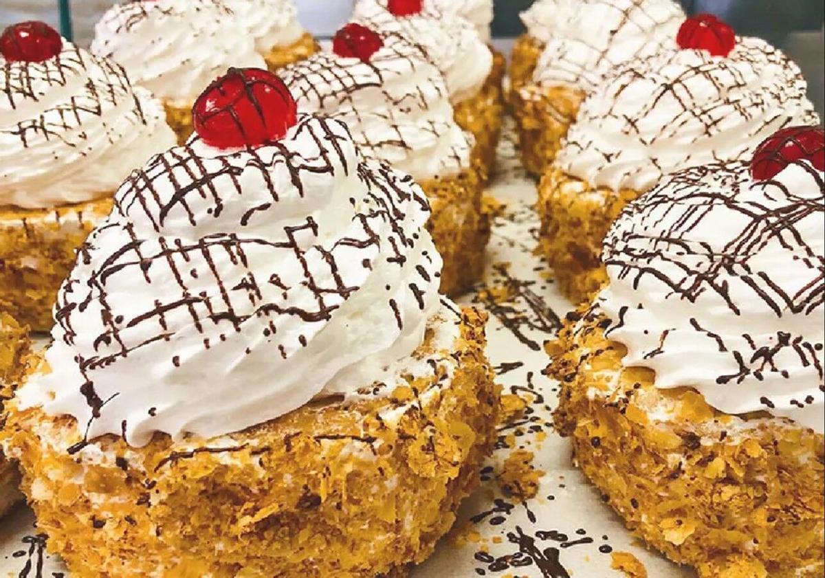 Algunos pasteles de la Panadería Rozas, en Arteixo.