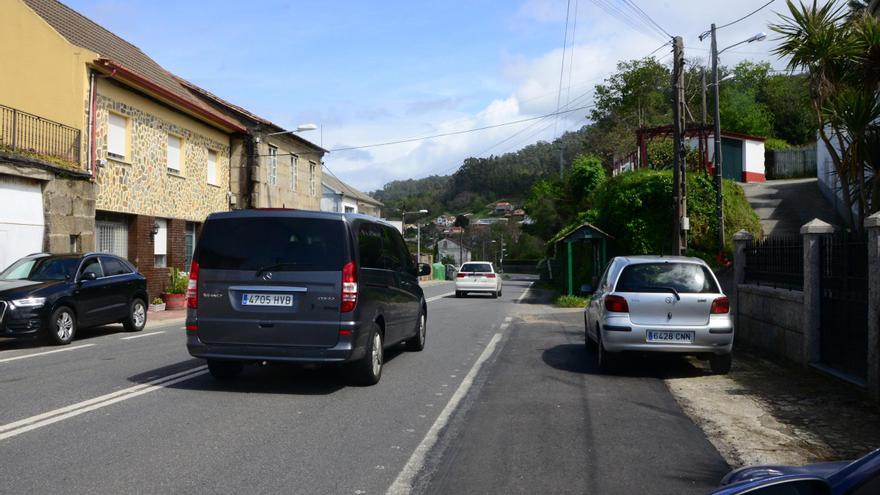 Vecinos de Cela recogen 1.000 firmas para pedir aceras y pasos de cebra hasta Lapamán