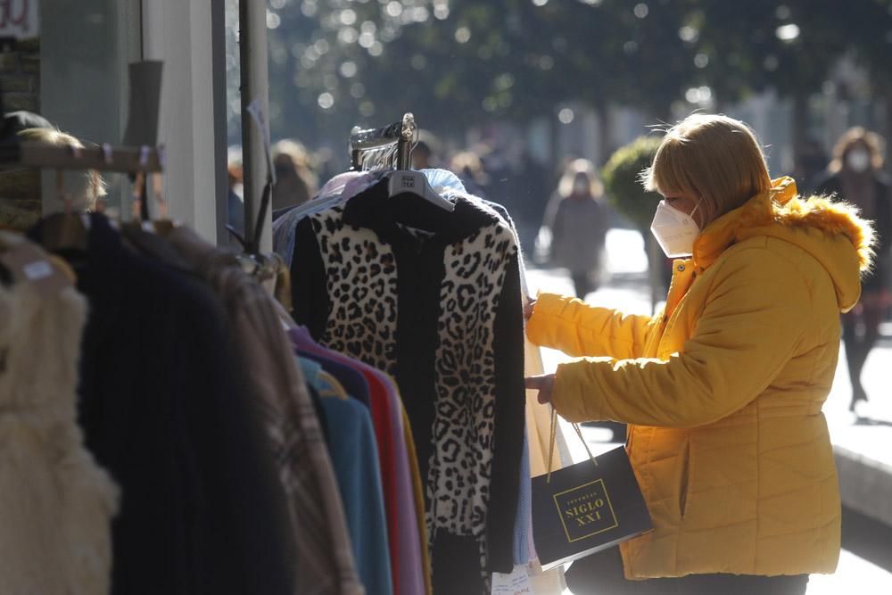 Sábado de sol, rebajas y terrazas antes de la entrada en vigor de las nuevas restricciones