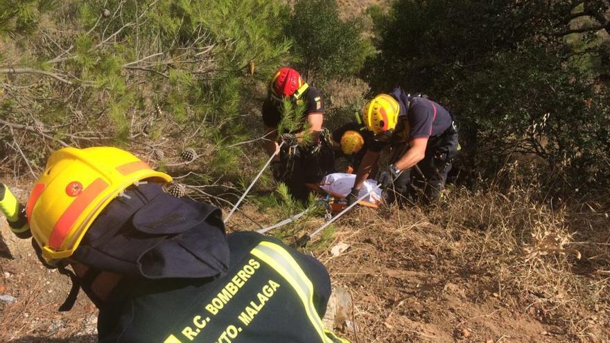 Los bomberos de Málaga, rescatan el cuerpo sin vida del motorista.
