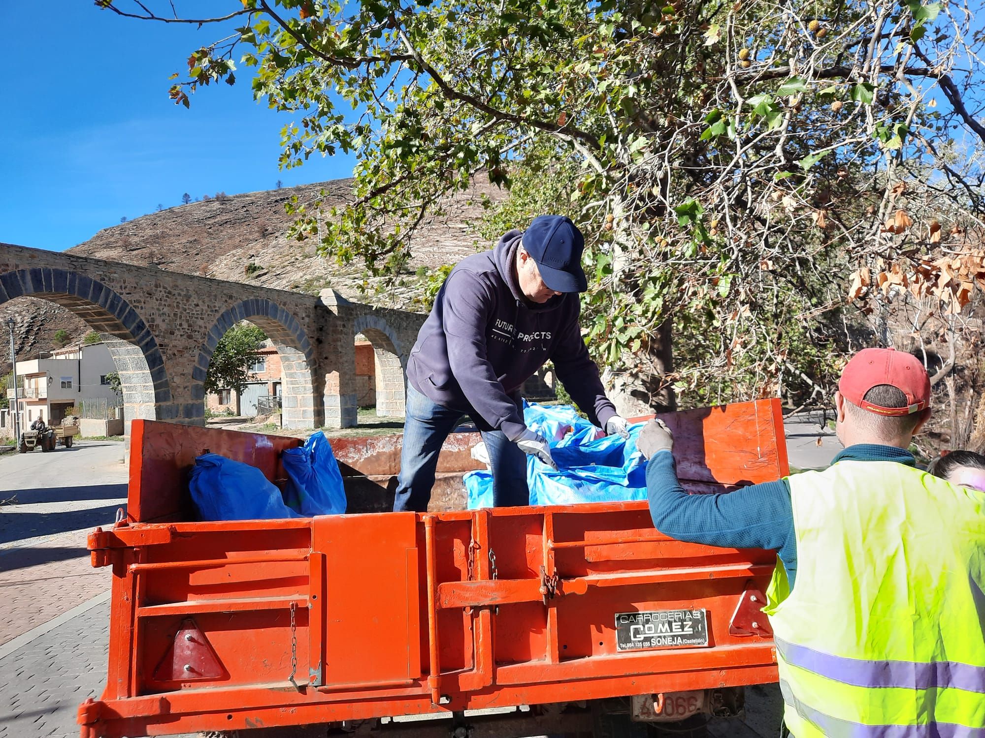 Descubre lo que han encontrado en una recogida de basura resurgida tras el gran incendio de Bejís