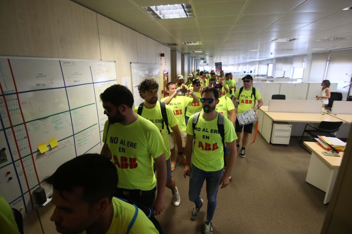 200 trabajadores de ABB Córdoba se manifiestan en la sede de Madrid