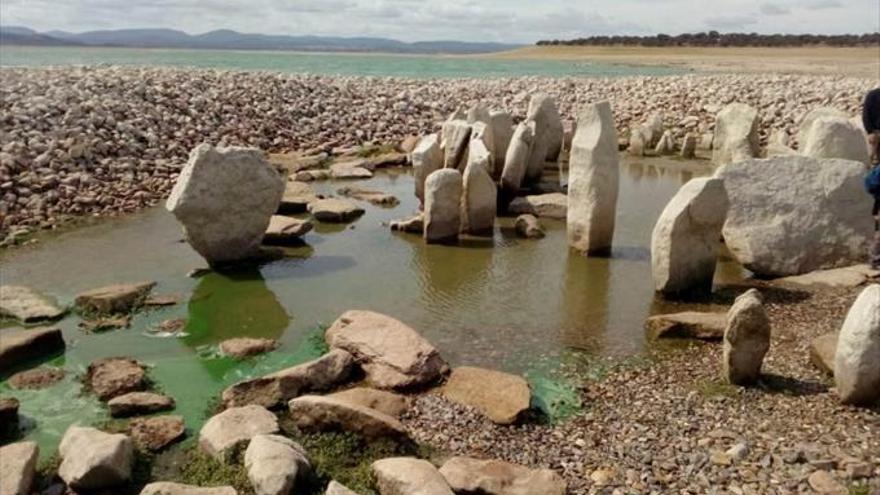 El dolmen empieza a sumergirse bajo el agua