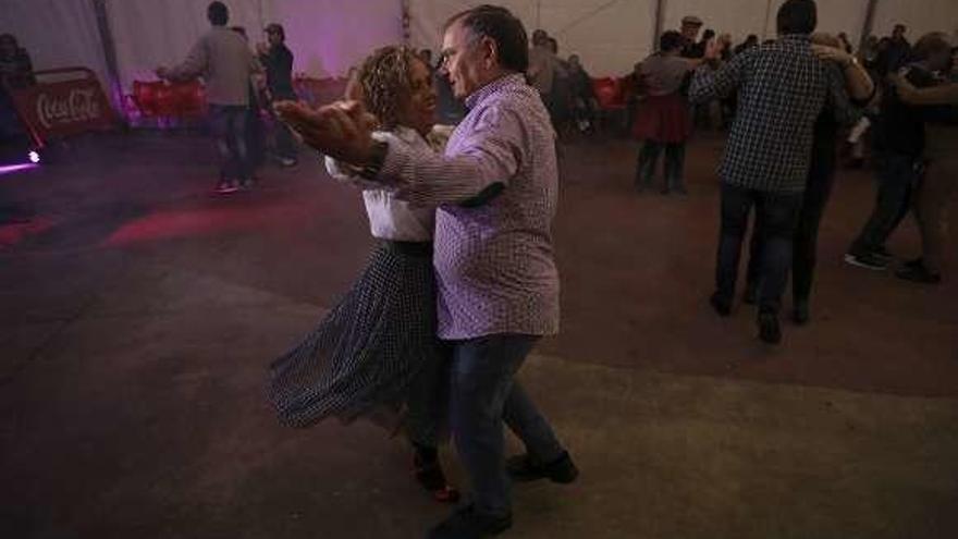 Varias parejas bailando en la pista de La Exposición durante la exhibición organizada ayer.