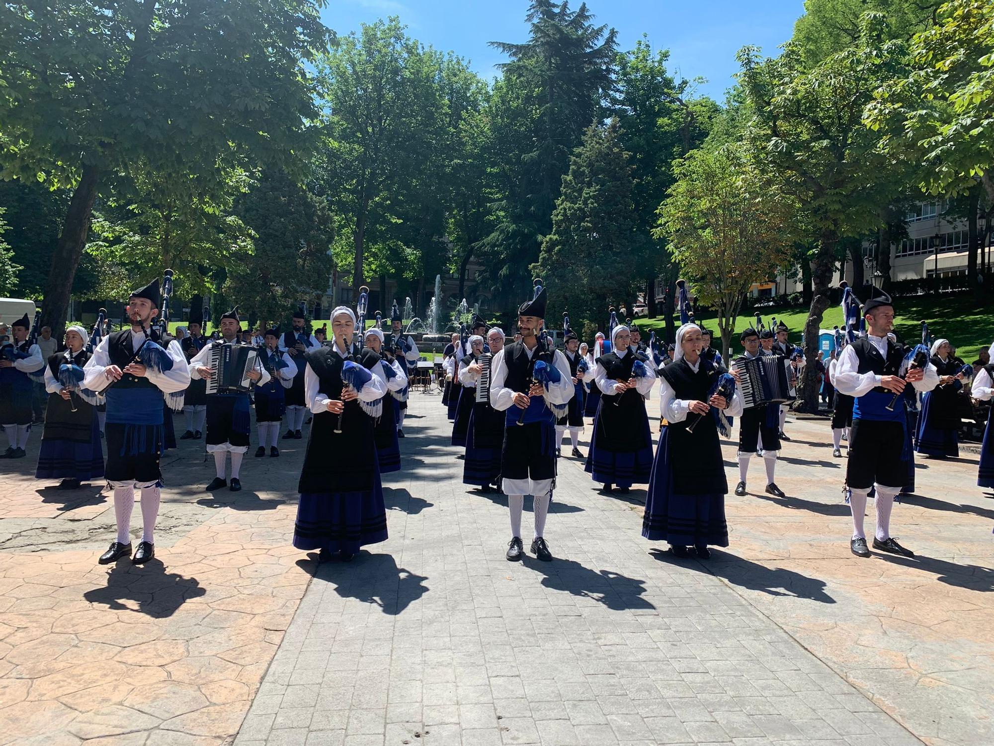 La Banda de Gaitas Ciudad de Oviedo llega al Campo.