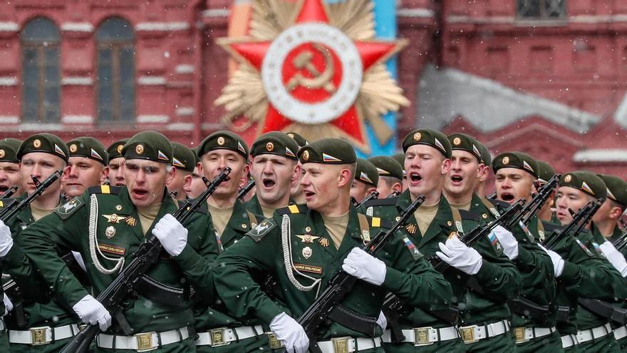 Desfiles sin público y selfies con blindados occidentales: así ha sido el Día de la Victoria en Moscú