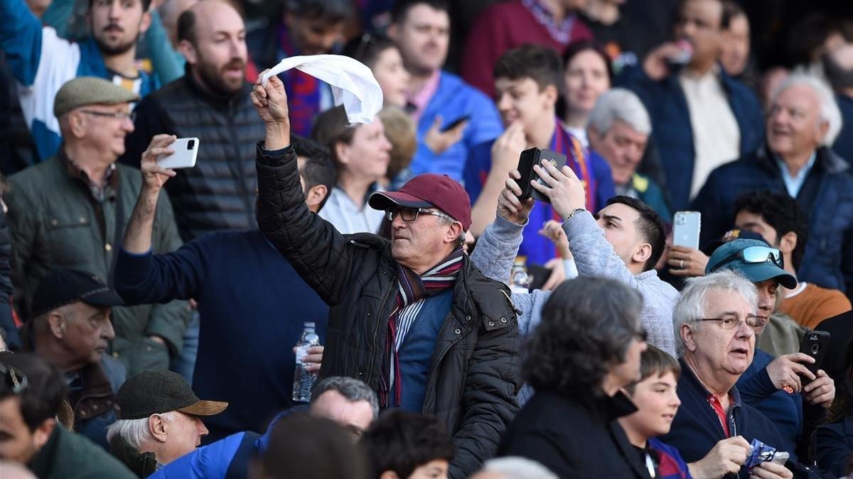 Aficionados del Camp Nou, sacando el pañuelo.