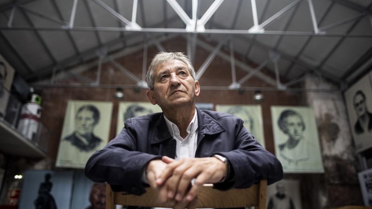 TITO ARAMENDI, PRESIDENTE DE LA ASOCIACION CANDAS MARINERO, EN LA ANTIGUA CONSERVERA DE CANDAS