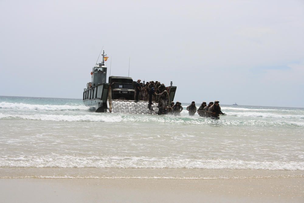 Desembarco con el 'puño ofensivo' de la Armada.