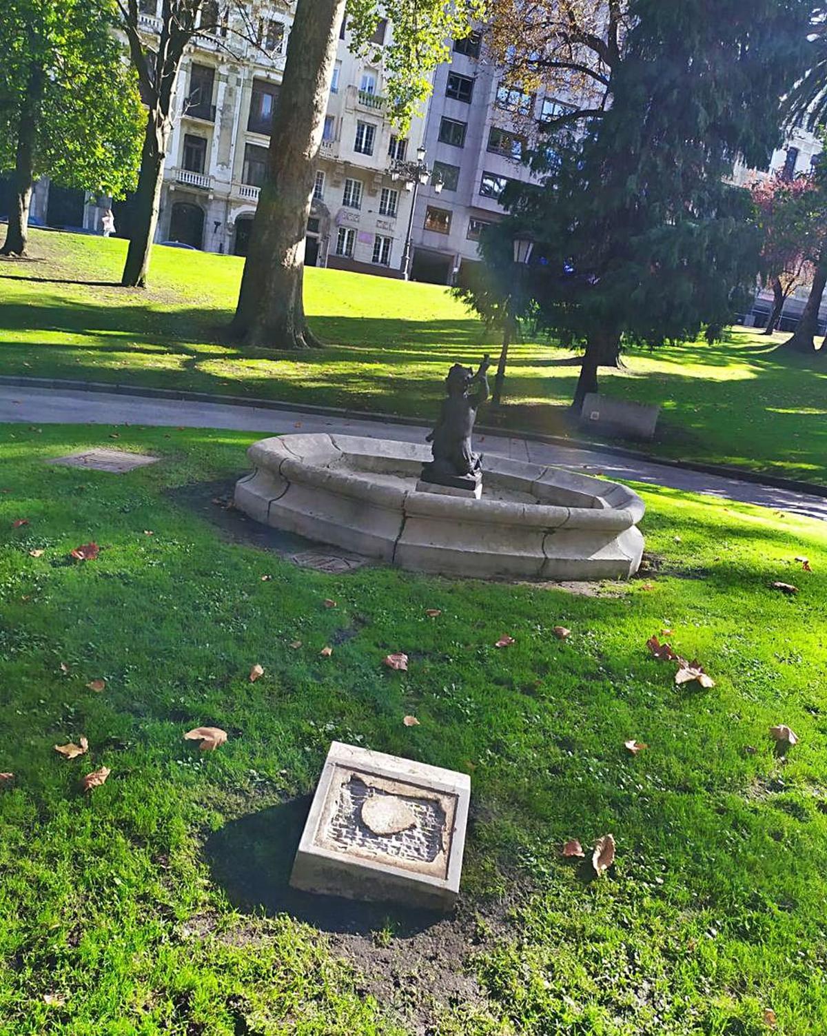 La estatua del Angelín, junto a Marqués de Santa Cruz.