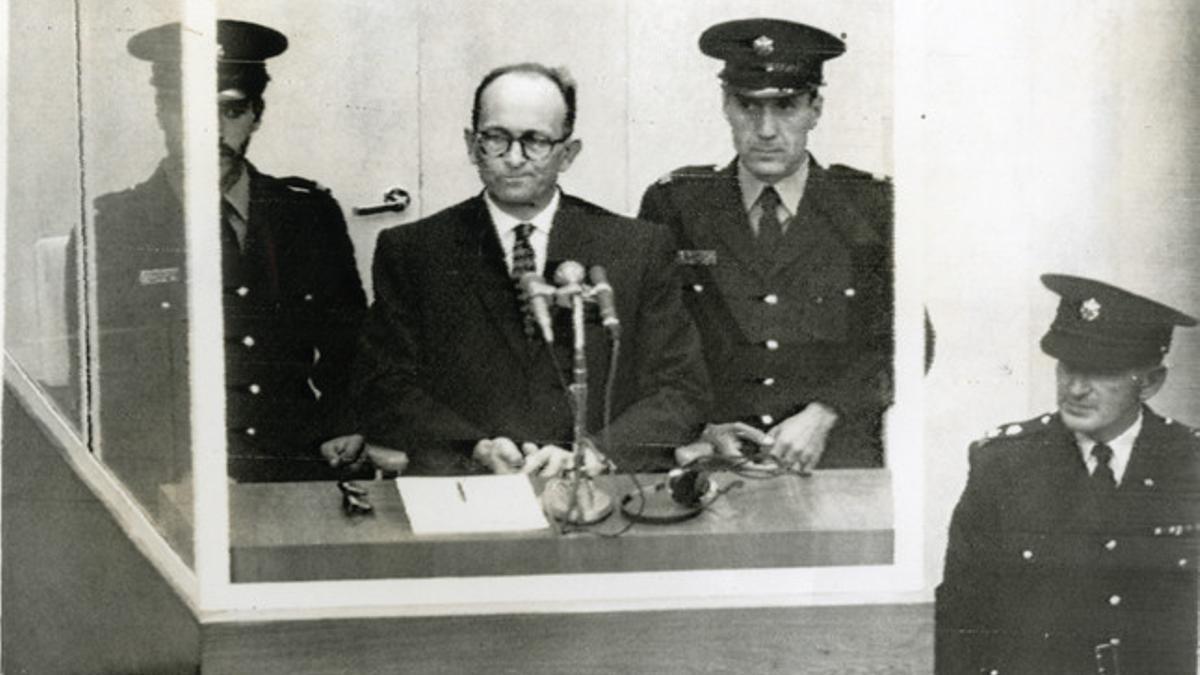 Adolf Eichmann, uno de los ideólogos del exterminio judío, durante el juicio, en abril de 1961 en Jerusalén.