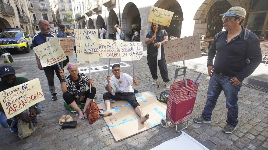 Nova protesta de persones sense sostre a la plaça del Vi de Girona