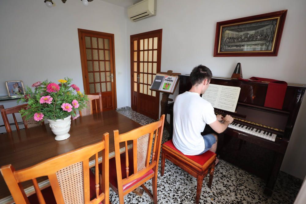 Paella, piscina y piano en Ibiza.