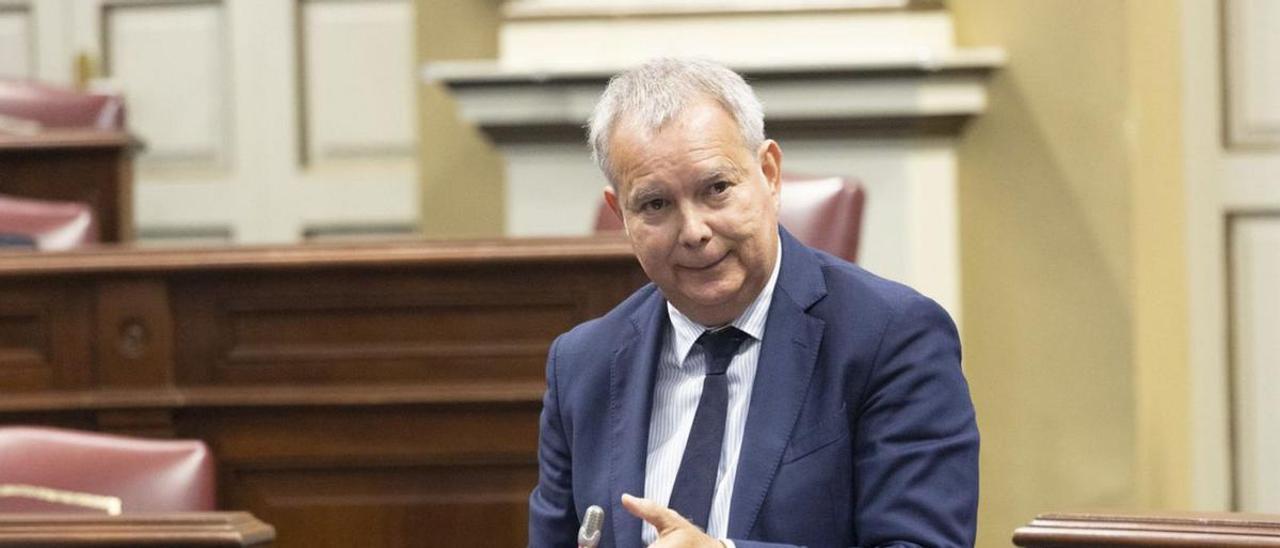 El consejero regional de Obras Públicas, Transportes y Vivienda, ayer, en el Parlamento de Canarias.