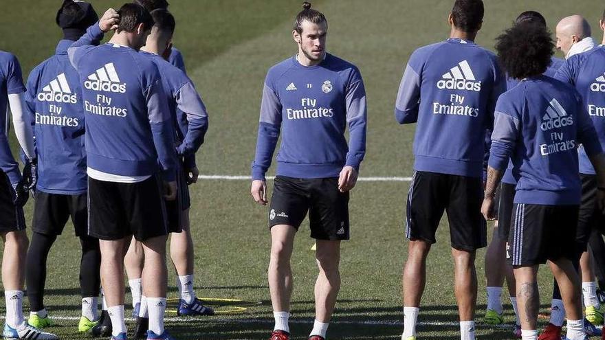 Gareth Bale junto al resto de sus compañeros en el entrenamiento de esta mañana en Valdebebas.