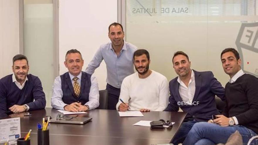 Yacine firma su contrato con el Elche y ya entrena a las órdenes de Pacheta