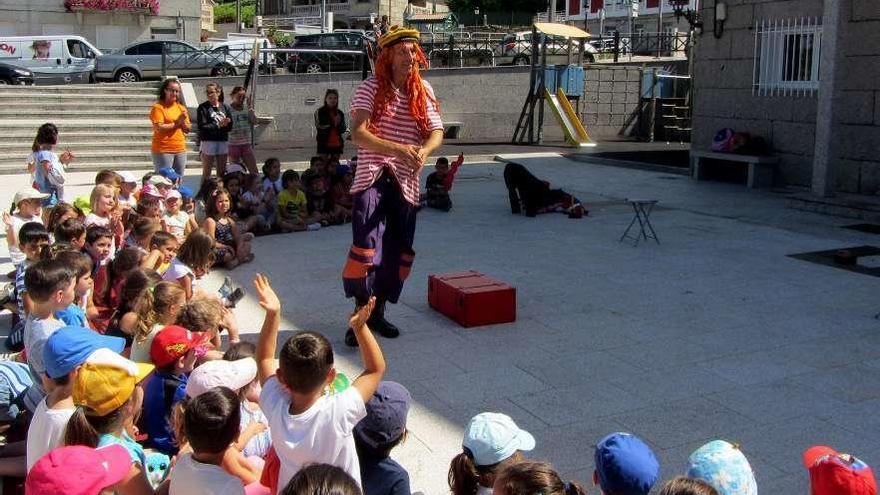 Una actuación lúdica en verano con niños. // R. G.