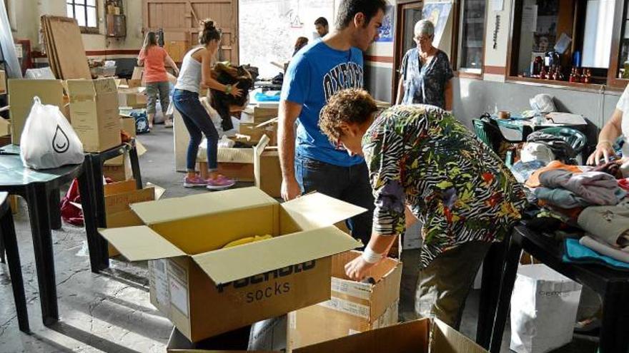 Disposant el material dins de caixes al local dels castellers de Berga a cal Cuberas, el setembre