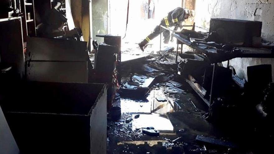 La intervención de los bomberos evita que el fuego en un almacén se propague
