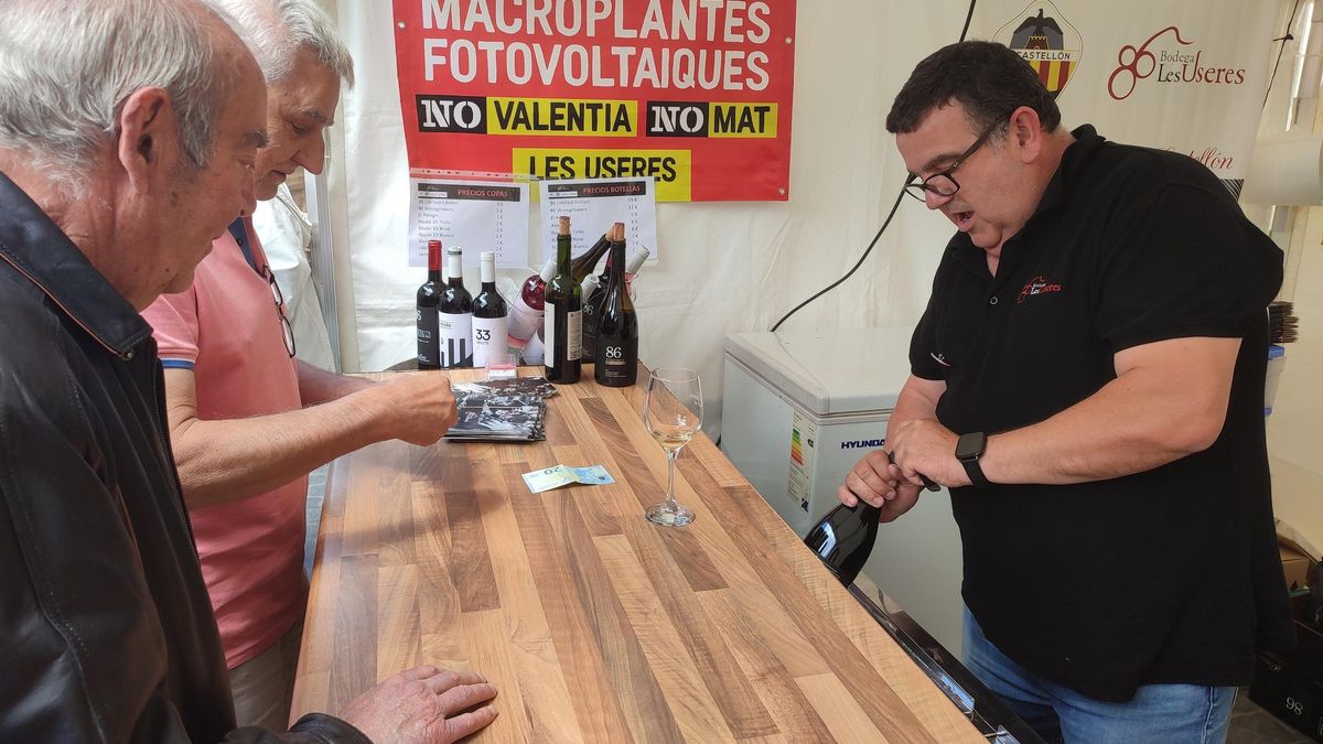 Clientes compran una botella de vino en la edición del año pasado de la Fira del Vi.