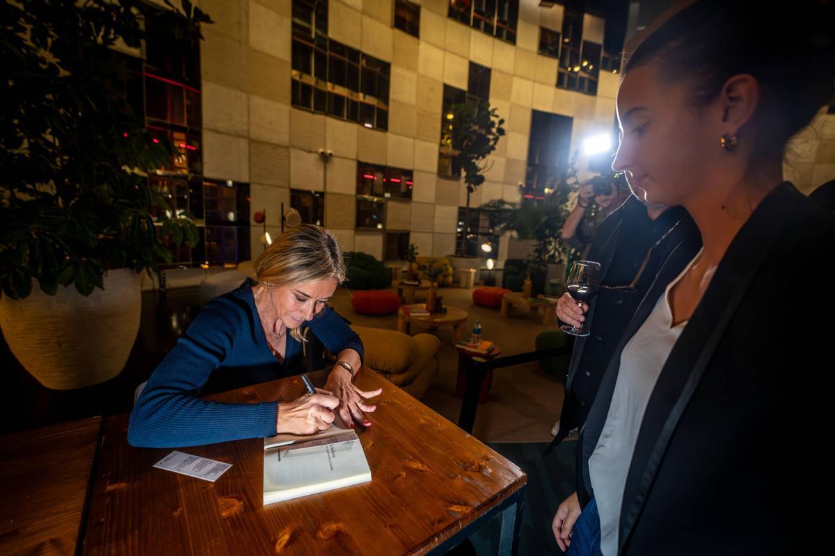Anna Gener firma su libro 'Sobre la belleza' en la Torre Glòries