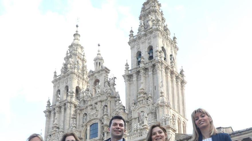 Ana Prieto, Olga Alonso, Gonzalo Caballero, Pilar Cancela y Marina Ortega, en Santiago.