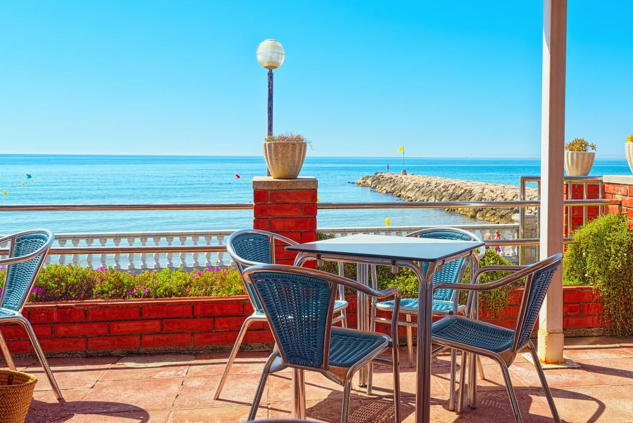 Podemos disfrutar de las vistas al mar desde uno de los restaurantes del paseo marítimo de Sitges