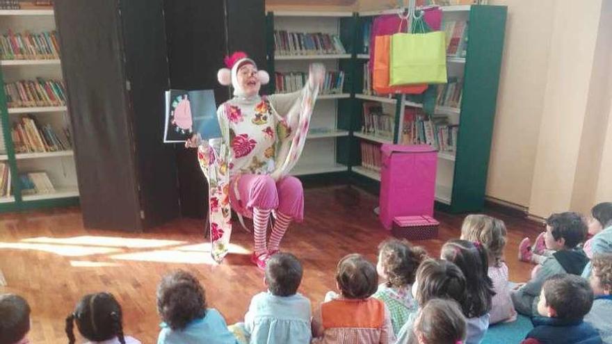 Carral celebra el Día del Libro con cuentacuentos e intercambios