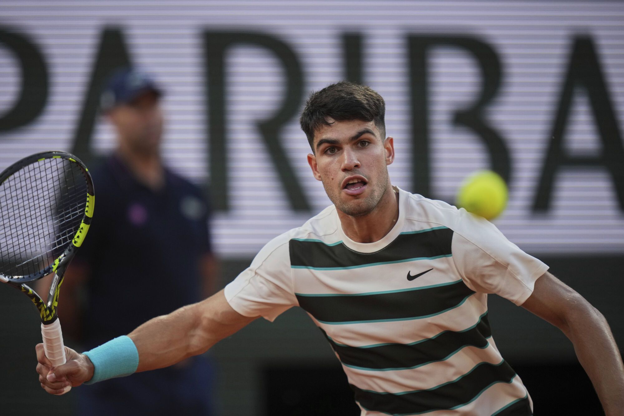 Spain's Carlos Alcaraz returns the ball to Bosnia and Herzegovina's Damir Dzumhur during their third round match at the French Open tennis tournament at the Roland-Garros stadium, Friday, May 30, 2025, in Paris. (AP Photo/Thibault Camus)