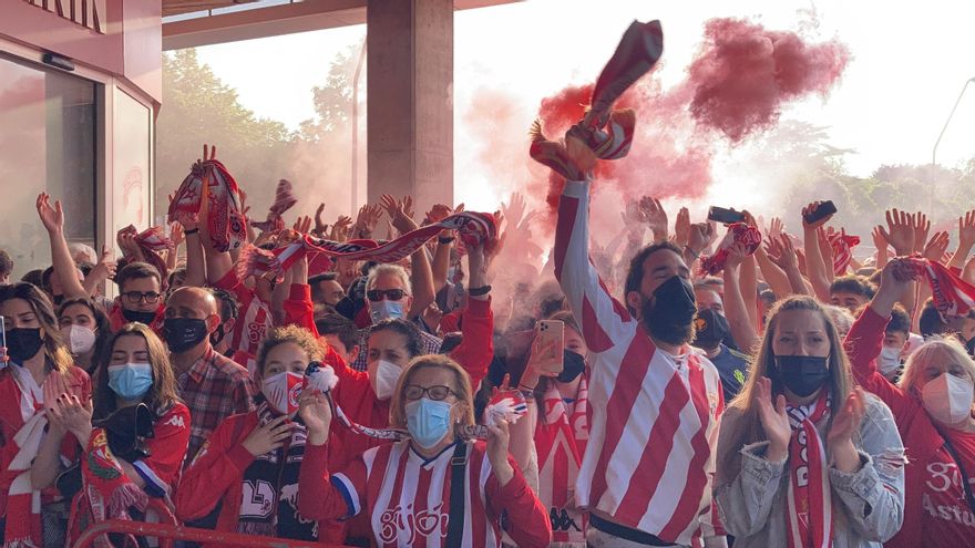 En vídeo: así fue el recibimiento al Sporting en El Molinón