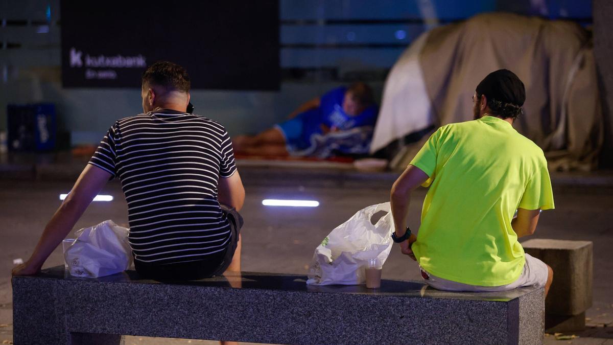 Atención en la calle a personas sin hogar en Córdoba.