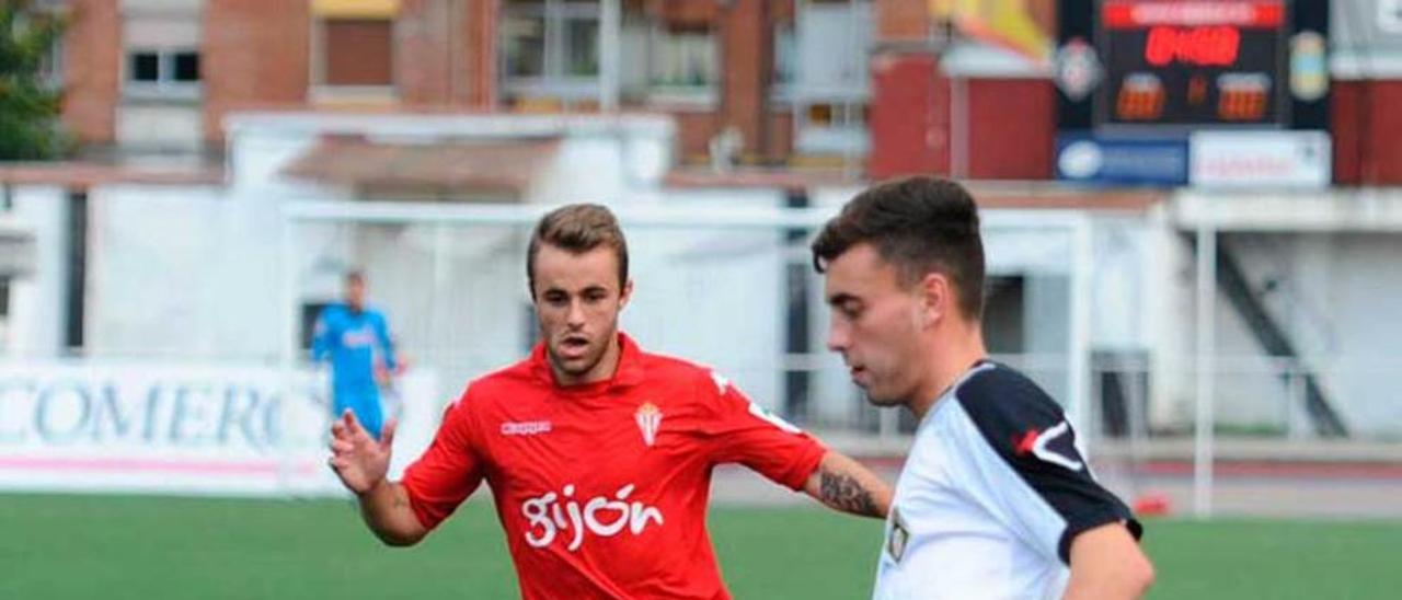 Pelayo controla un balón ante el sportinguista Álvaro.