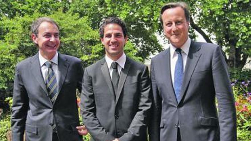 Cesc Fábregas, con Zapatero y Cameron en Downing Street.