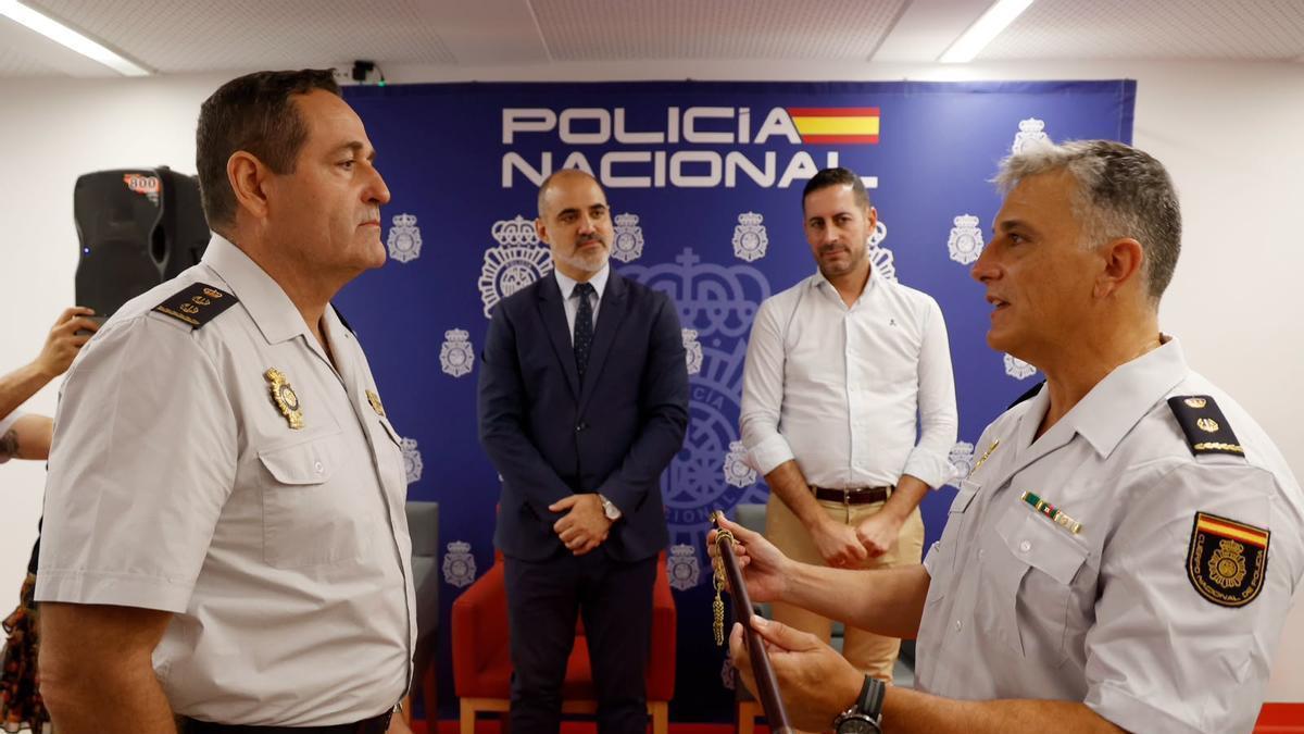 Alejando Chicoy Labastida (dcha.) recibe el bastón de mando de manos del comisario jefe provincial, Carlos Holgado.