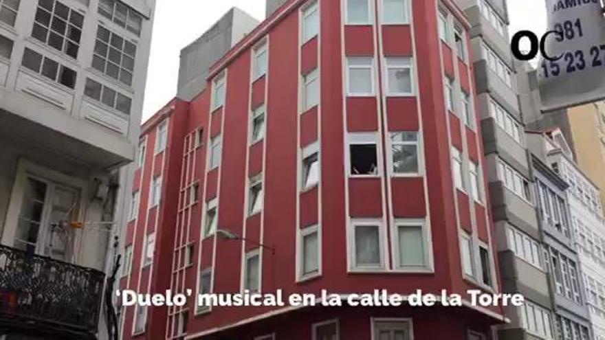 Dos músicos se turnan desde sus ventanas en la calle de la Torre de A Coruña para amenizar la mañana de festivo