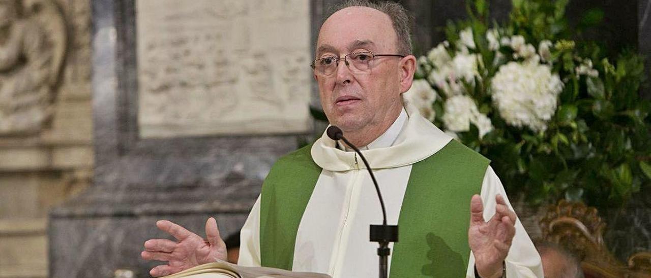 Ramón Egío, deán de la Concatedral de San Nicolás, oficiando una misa.