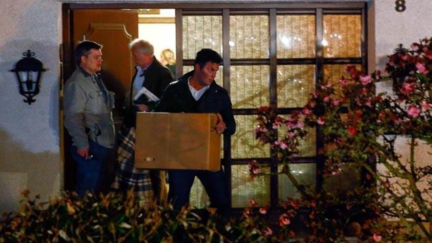 Agentes alemanes durante el registro de la casa de Lubitz.