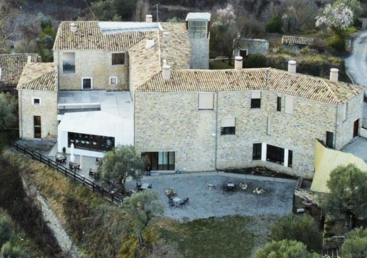 Se vende hotel con historia en un bonito pueblo del Pirineo por dos millones y medio de euros: "Espectaculares vistas".