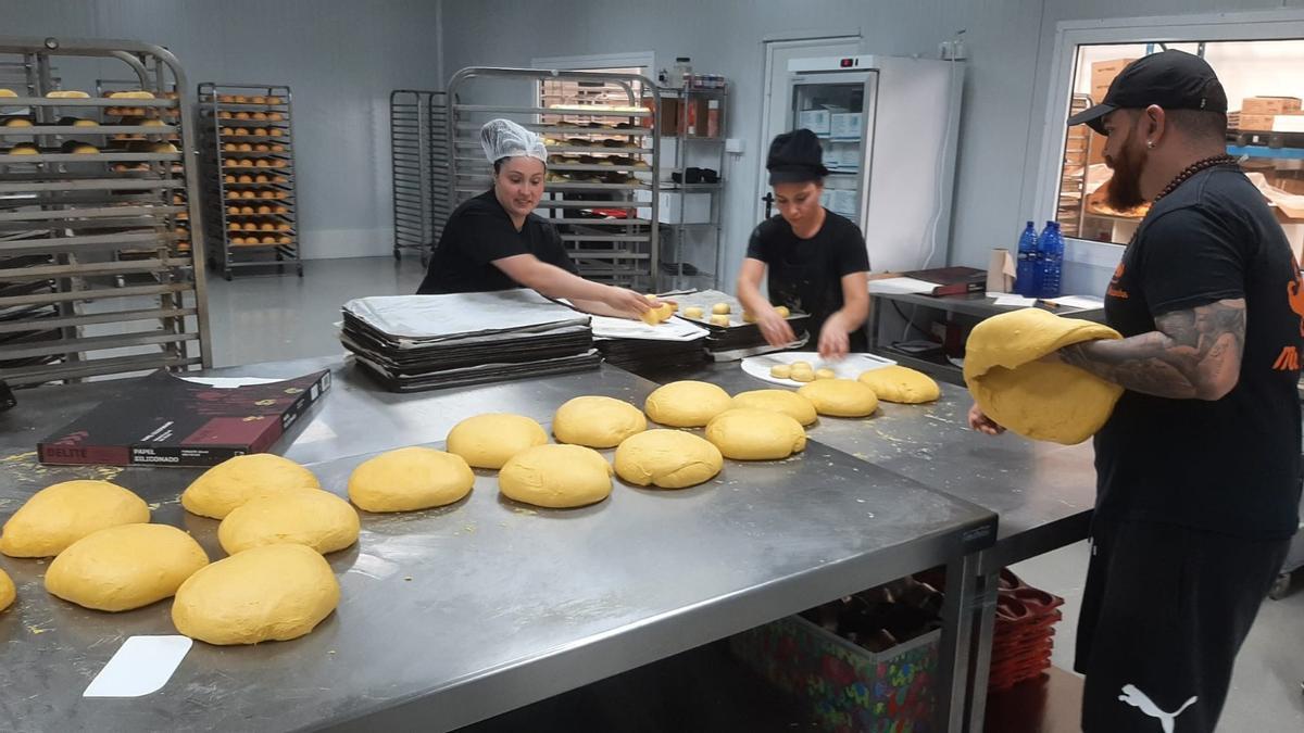 La empresa que dirige Toni García cuenta ya con 10 empleados y, pese a su espectacular crecimiento, mantiene su apuesta por garantizar una producción artesanal de sus panes.