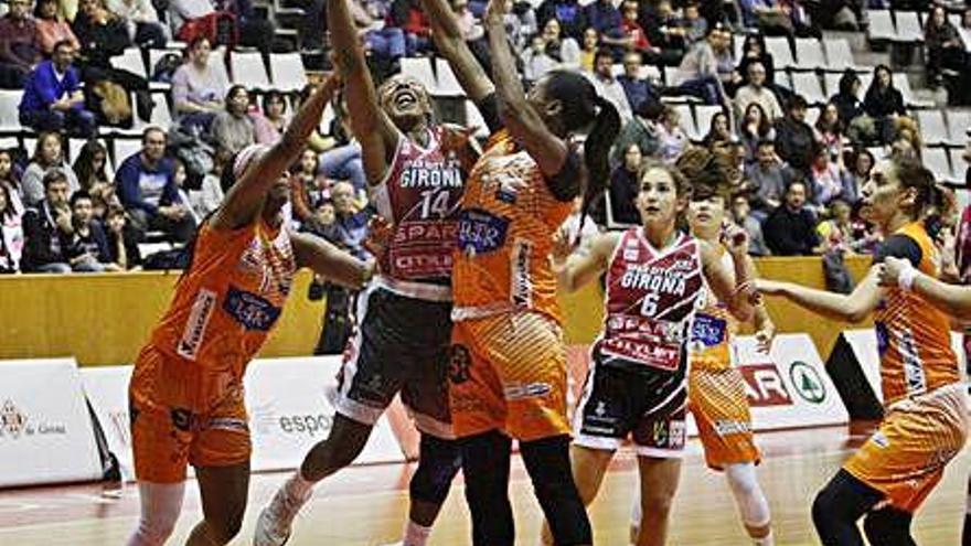 Chelsea Nelson y Nogaye disputan un balón ayer en Girona.