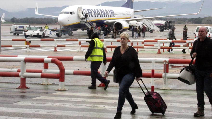 Turistes arribant a l&#039;aeroport de Girona