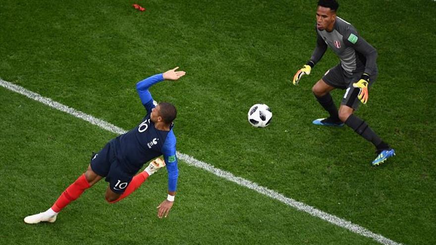 Mbappé apaga el sueño de Perú