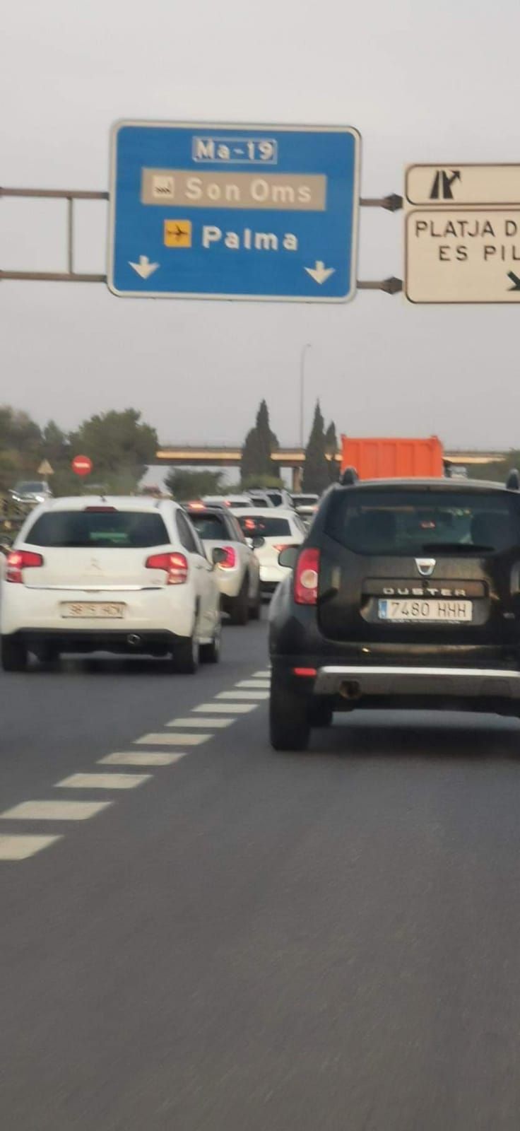 Un accidente de tráfico causa retenciones a la altura del carril VAO de la autopista de Llucmajor