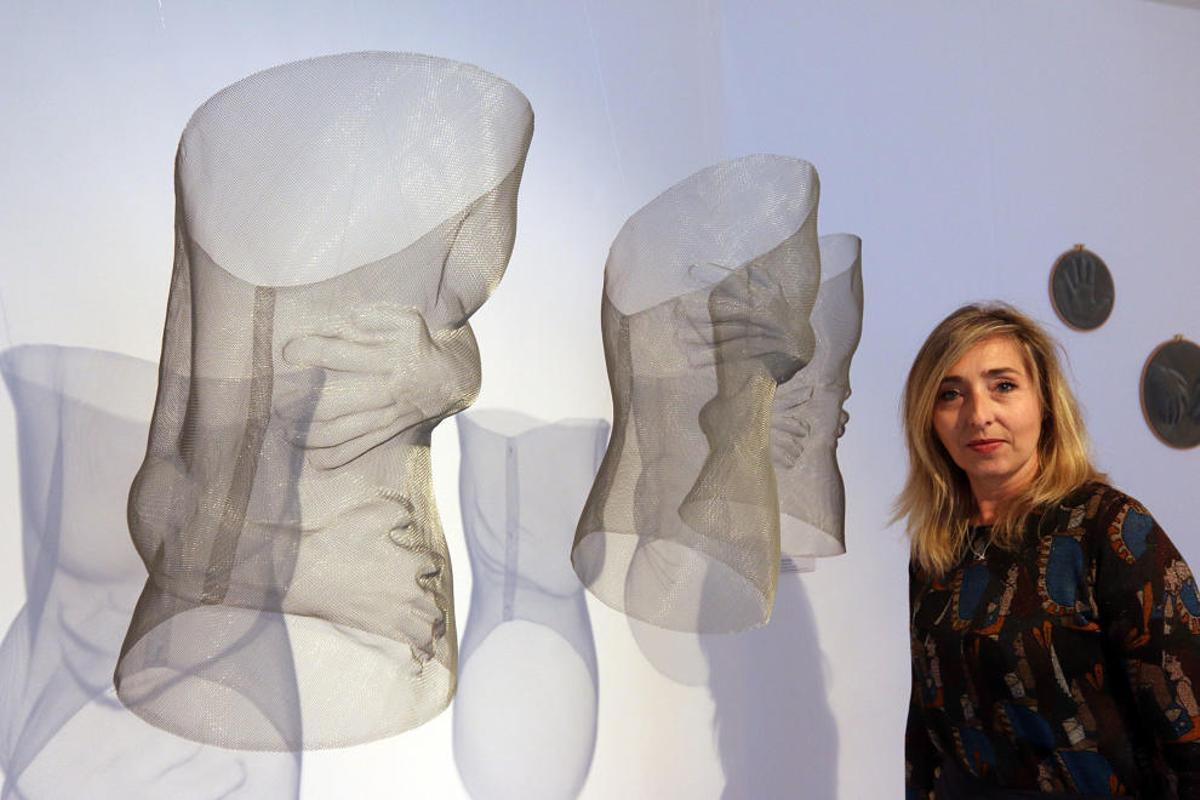 María Ortega, posando con una de sus obras.